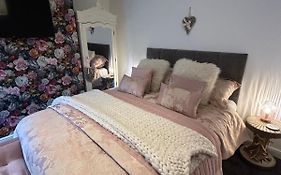 Cannons Loft Central Buxton, Duplex Loft 3 Bedroom Set Over 3 Floors Stairs No Lift Sleeps 5